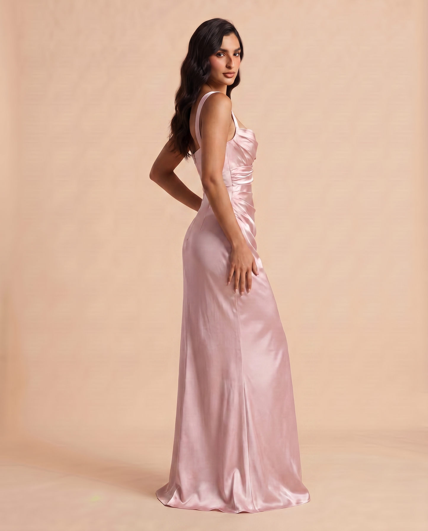 Vestido Maxi Satén con Escote Halter y Espalda Descubierta - Sara Loza