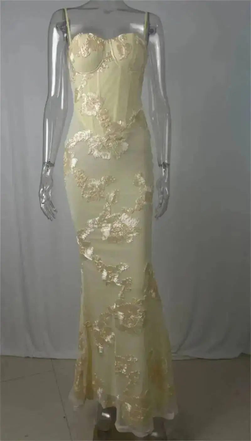 Renata | Vestido Sirena Bordado Floral con Escote Corazón