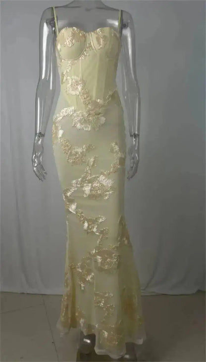 Renata | Vestido Sirena Bordado Floral con Escote Corazón