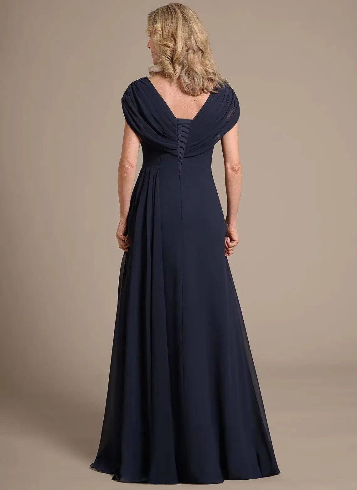 Vestito lungo in chiffon con scollo a V, pieghe incrociate e vita con perline