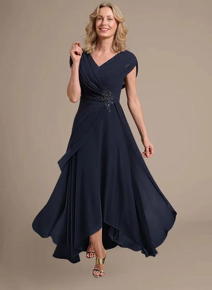 Vestito lungo in chiffon con scollo a V, pieghe incrociate e vita con perline