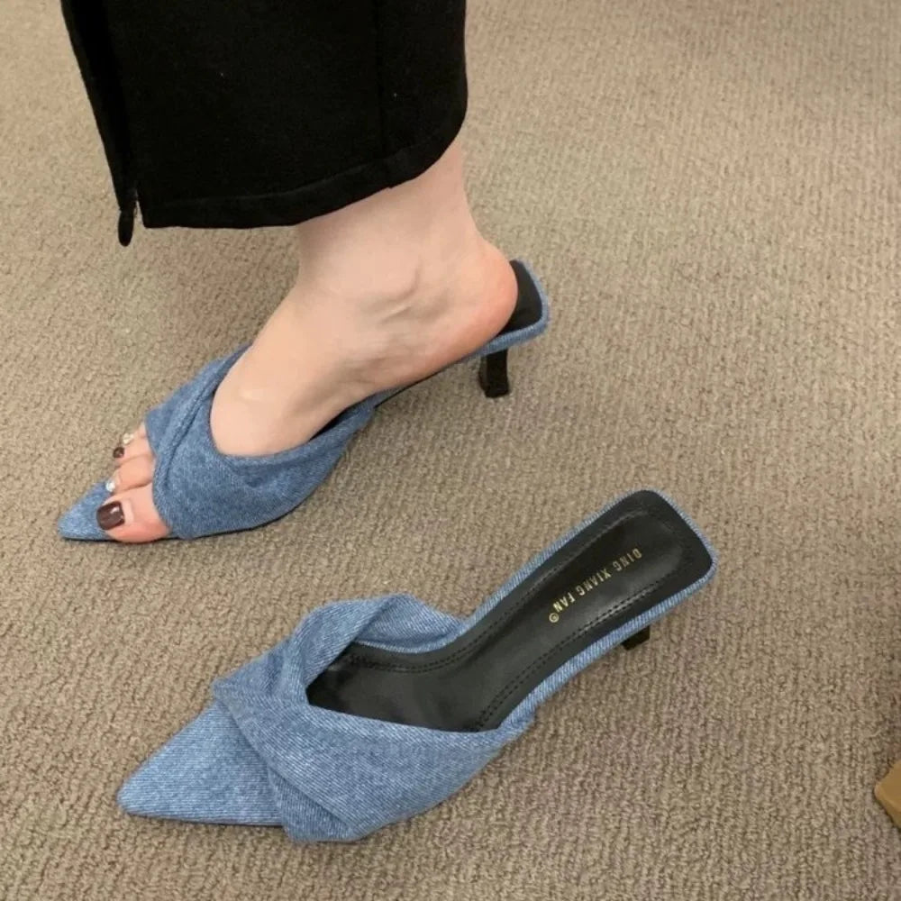 Diseñador mujer Med tacones finos mulas zapatillas Casual punta cuadrada Pantofle bajo cruzado alto lujo nuevas zapatillas de mezclilla