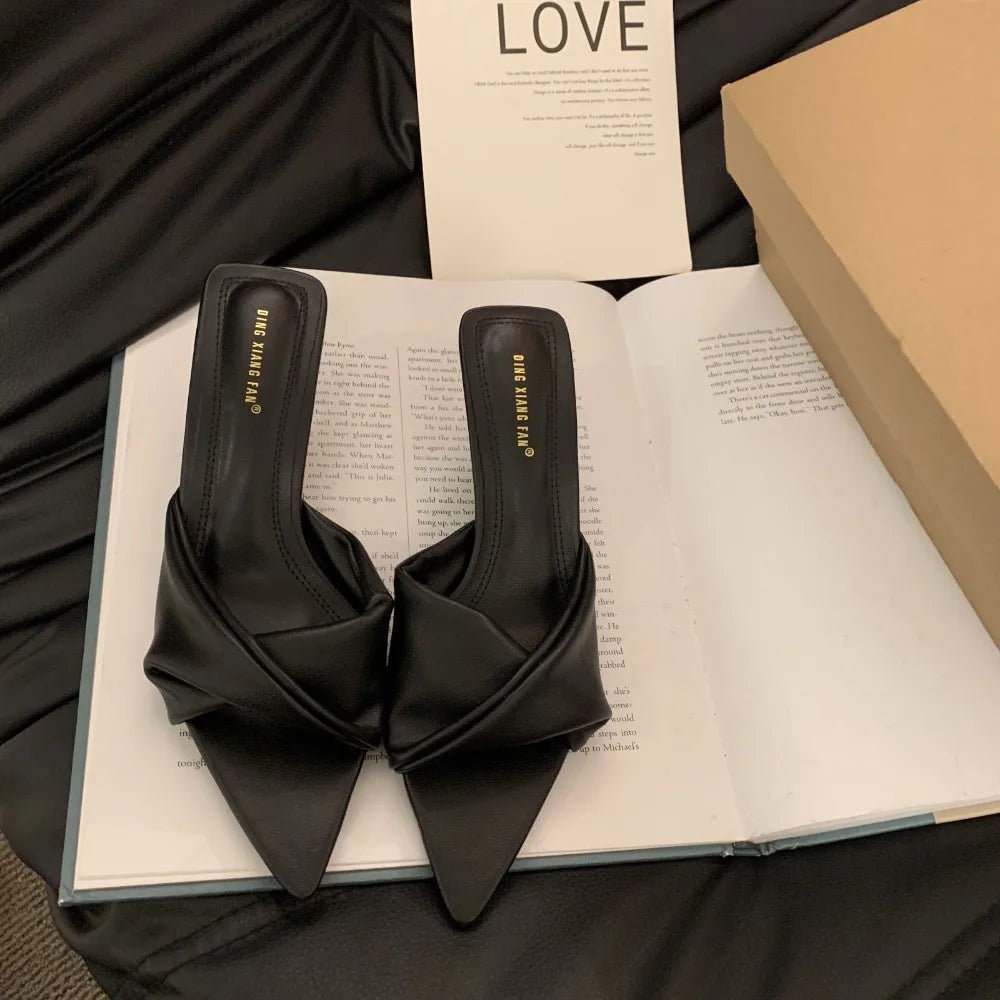 Diseñador mujer Med tacones finos mulas zapatillas Casual punta cuadrada Pantofle bajo cruzado alto lujo nuevas zapatillas de mezclilla