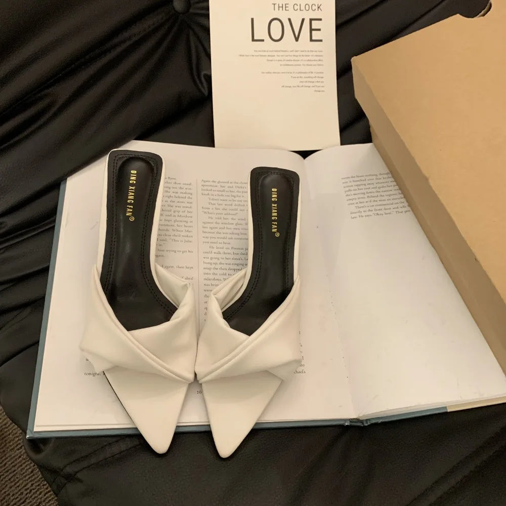 Diseñador mujer Med tacones finos mulas zapatillas Casual punta cuadrada Pantofle bajo cruzado alto lujo nuevas zapatillas de mezclilla