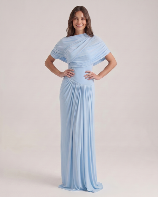 Vestido Maxi Drapeado Azul Cielo con Detalle de Chal