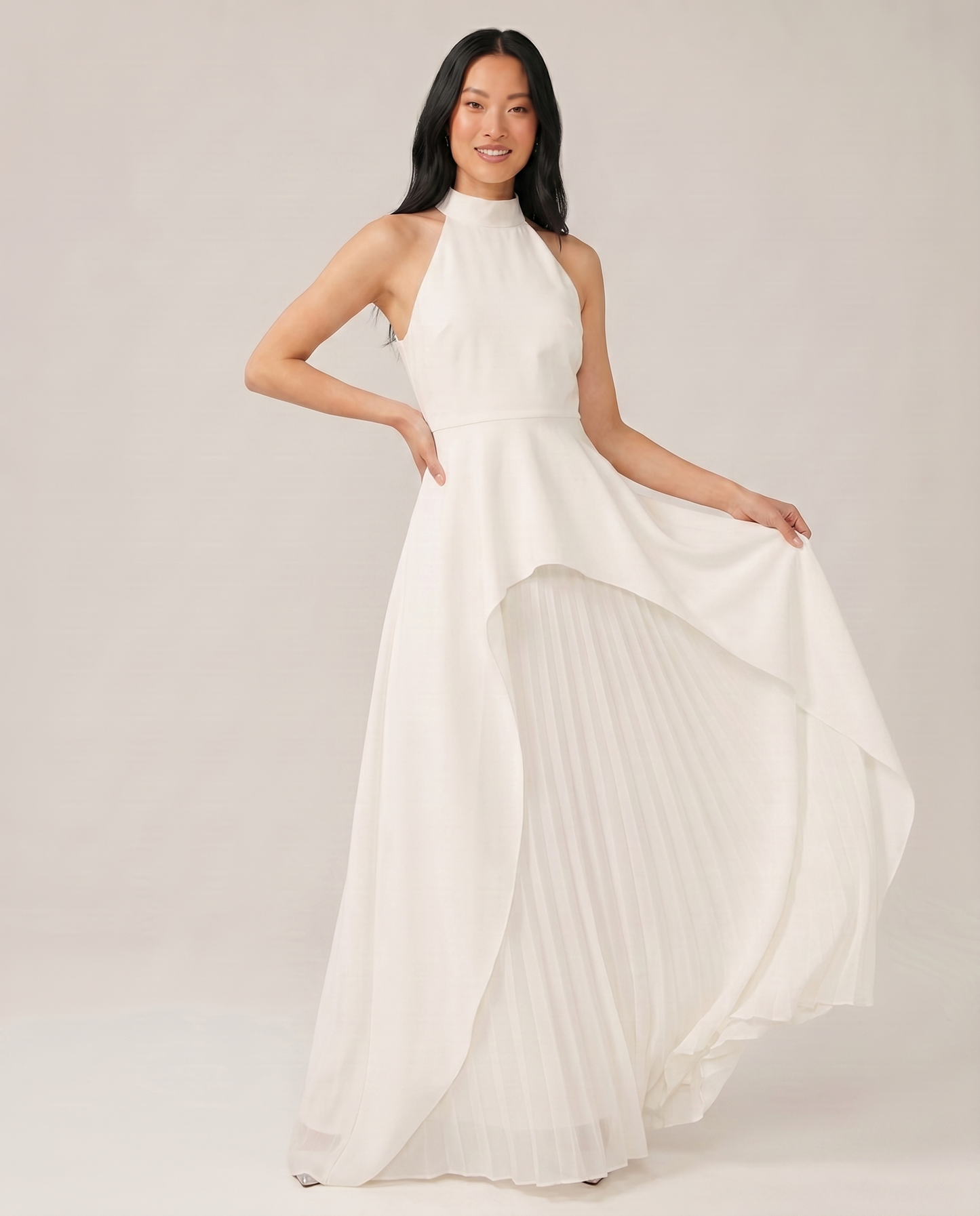Abito lungo bianco all'americana con scollo sulla schiena e balze