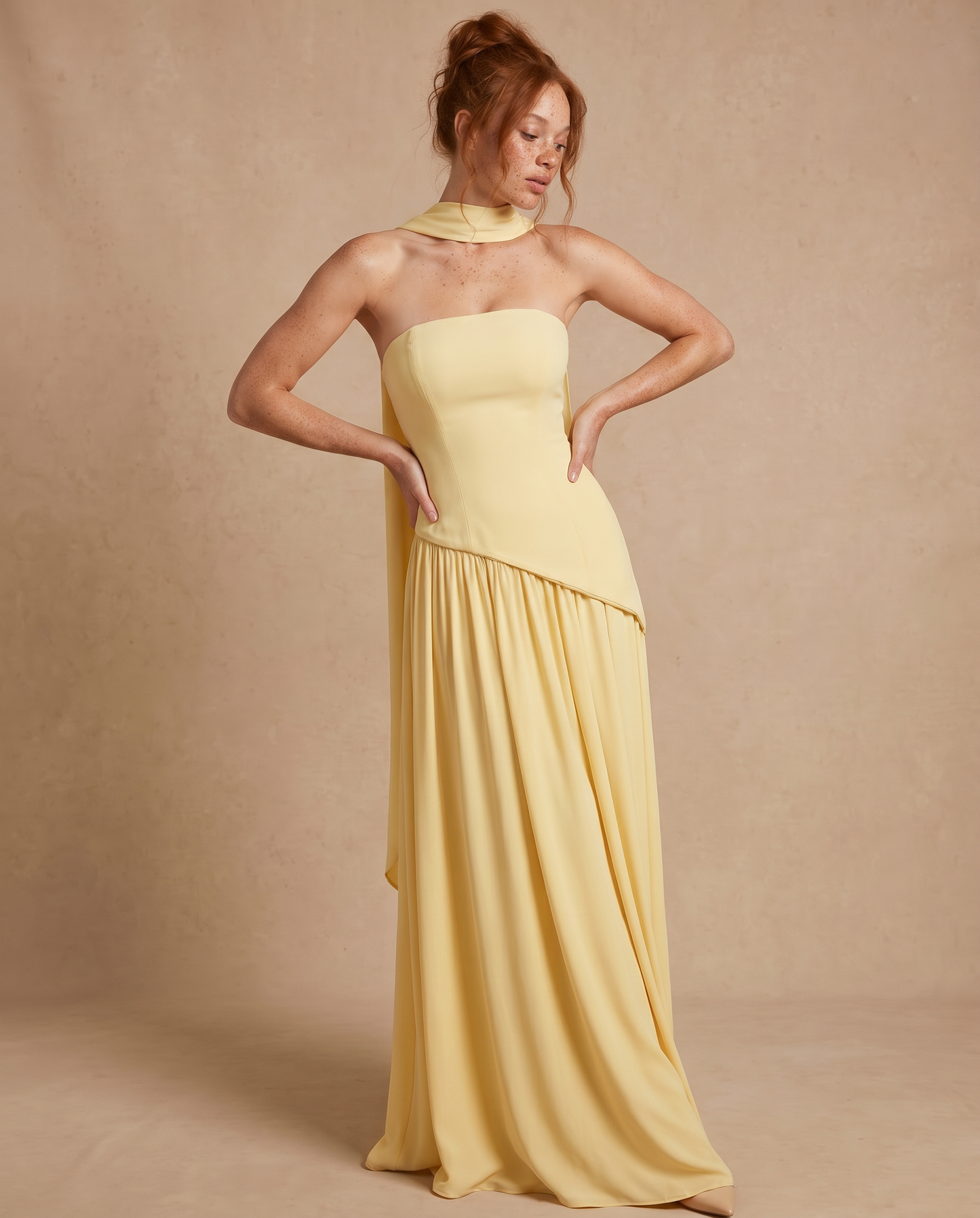 Vestido Maxi con Escote Bandeau y Fular en el Cuello