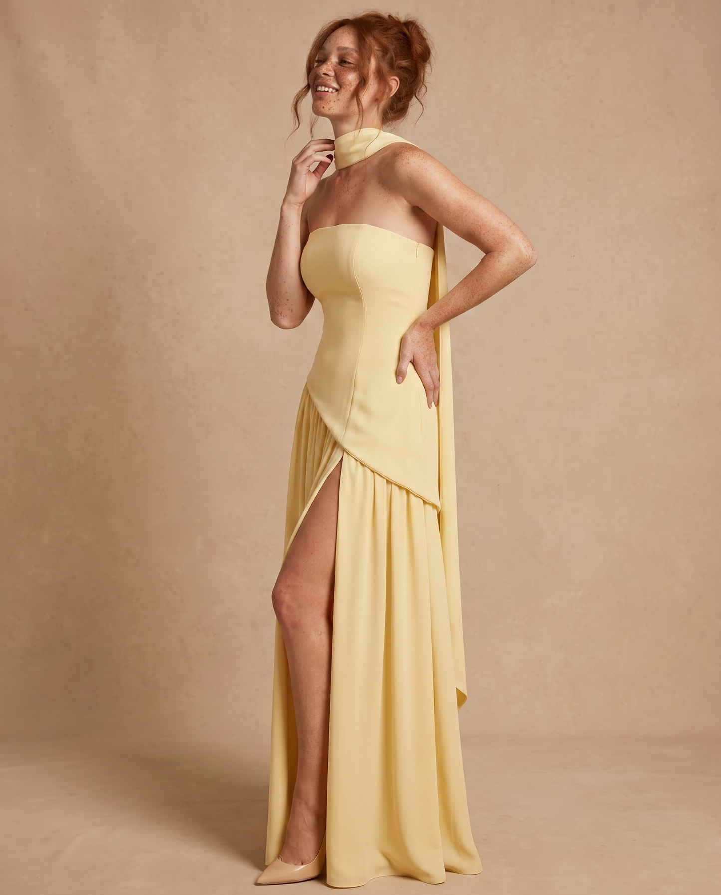 Vestido Maxi con Escote Bandeau y Fular en el Cuello