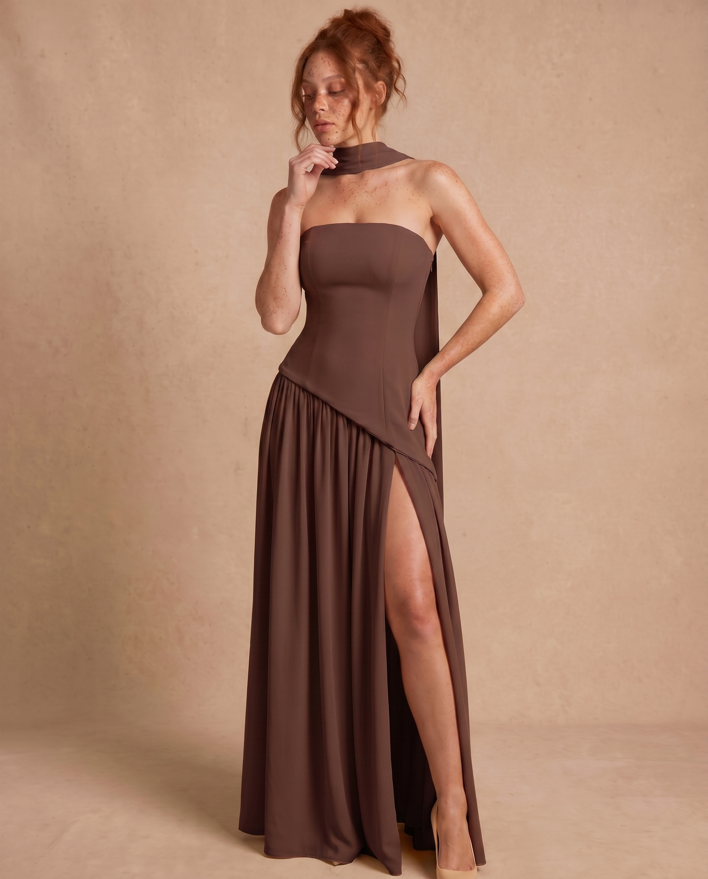Vestido Maxi con Escote Bandeau y Fular en el Cuello