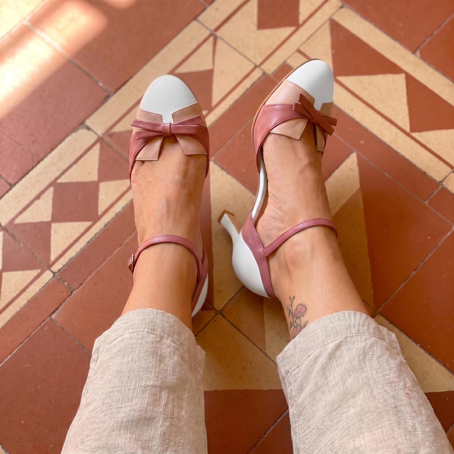 Zapatos de Tacón con Lazo y Combinación de Colores