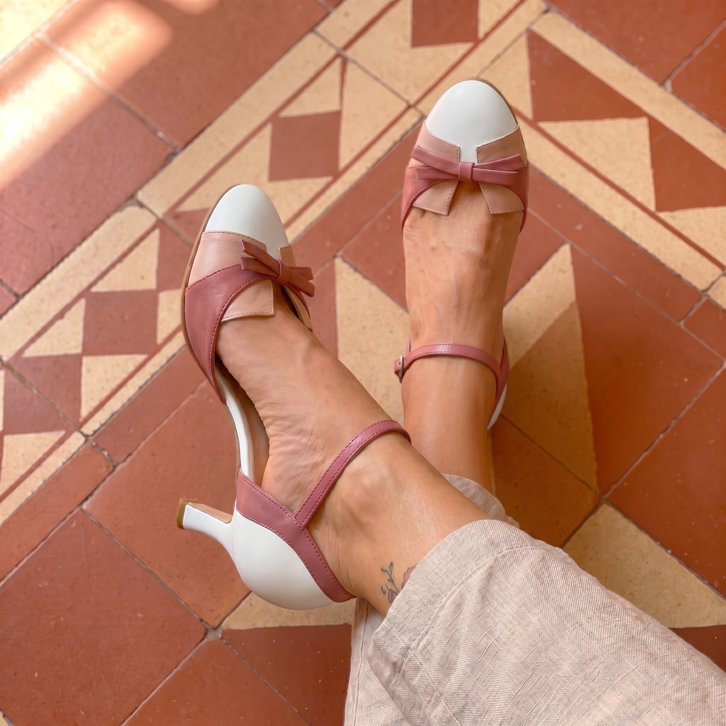 Zapatos de Tacón con Lazo y Combinación de Colores