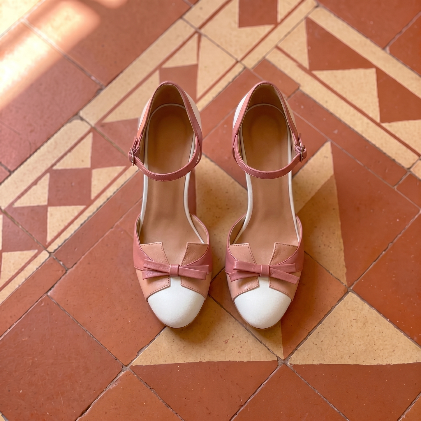 Zapatos de Tacón con Lazo y Combinación de Colores
