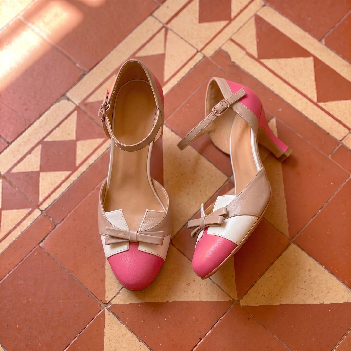 Zapatos de Tacón con Lazo y Combinación de Colores