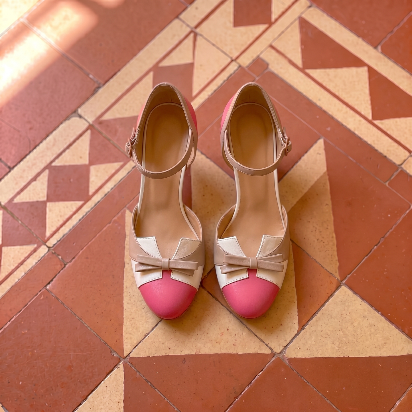 Zapatos de Tacón con Lazo y Combinación de Colores